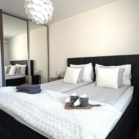 Cozy Retreat With Free Parking *